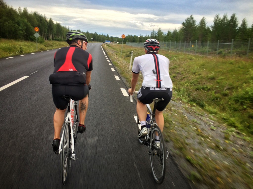 Stefan och Hasse på fin nylagd asfalt utefter flytgrakan. Mumma för cyklister
